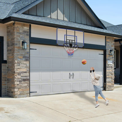 Basketballkorb montiert über einem Garagentor an einer Außenfassade, Kind wirft einen Ball.