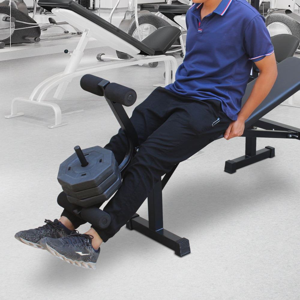 Beintrainer-Funktion: Integrierter Beinstrecker (Leg Developer) mit Aufnahme für Hantelscheiben.