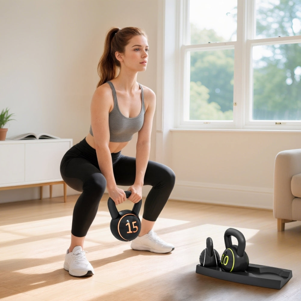Beintraining Zuhause: Frau macht Kniebeugen mit der 4,5kg Kettlebell