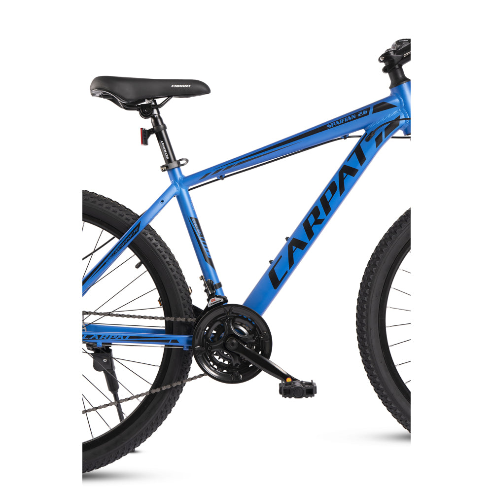 Blauer Aluminiumrahmen mit ergonomischem Sattel und integrierten Zügen.