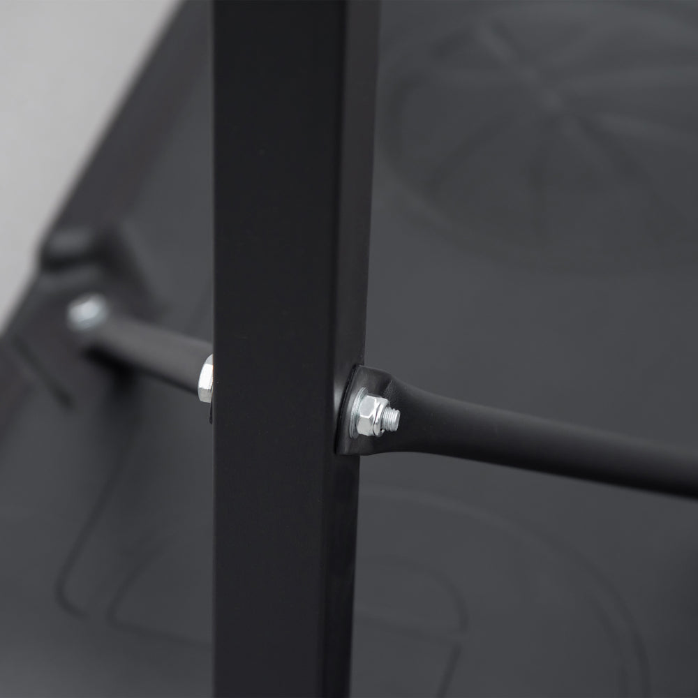 Blick auf die Verschraubung des Pfostens mit der Basis für erhöhte Stabilität.