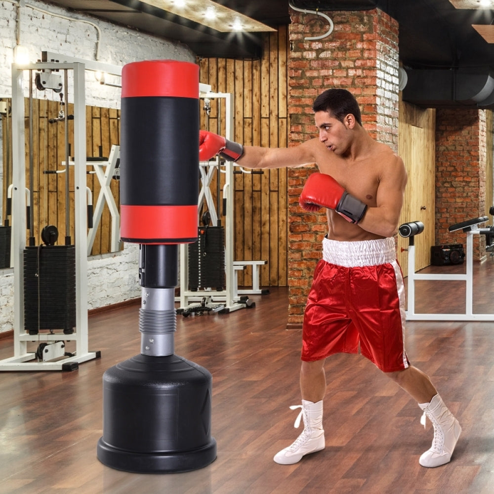Boxer beim Training im Gym am freistehenden Boxsack, übt Schlagkombinationen.