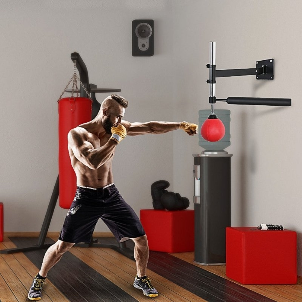 Boxer beim Training mit dem roten Punchingball an der Wandhalterung.