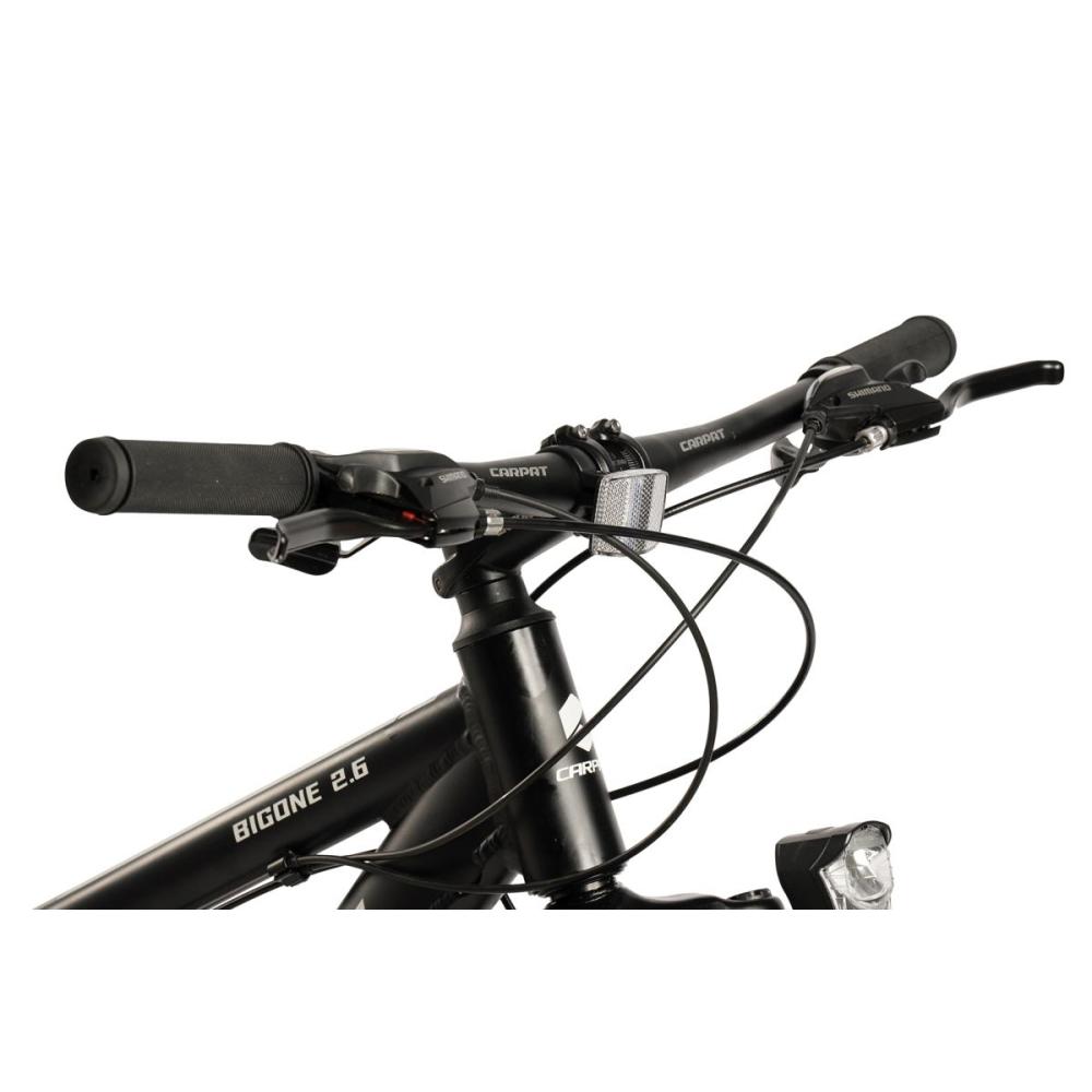 Breiter MTB-Lenker mit Schalthebeln, Bremshebeln und Frontlicht.