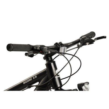 Breiter MTB-Lenker mit Schalthebeln, Bremshebeln und Frontlicht.