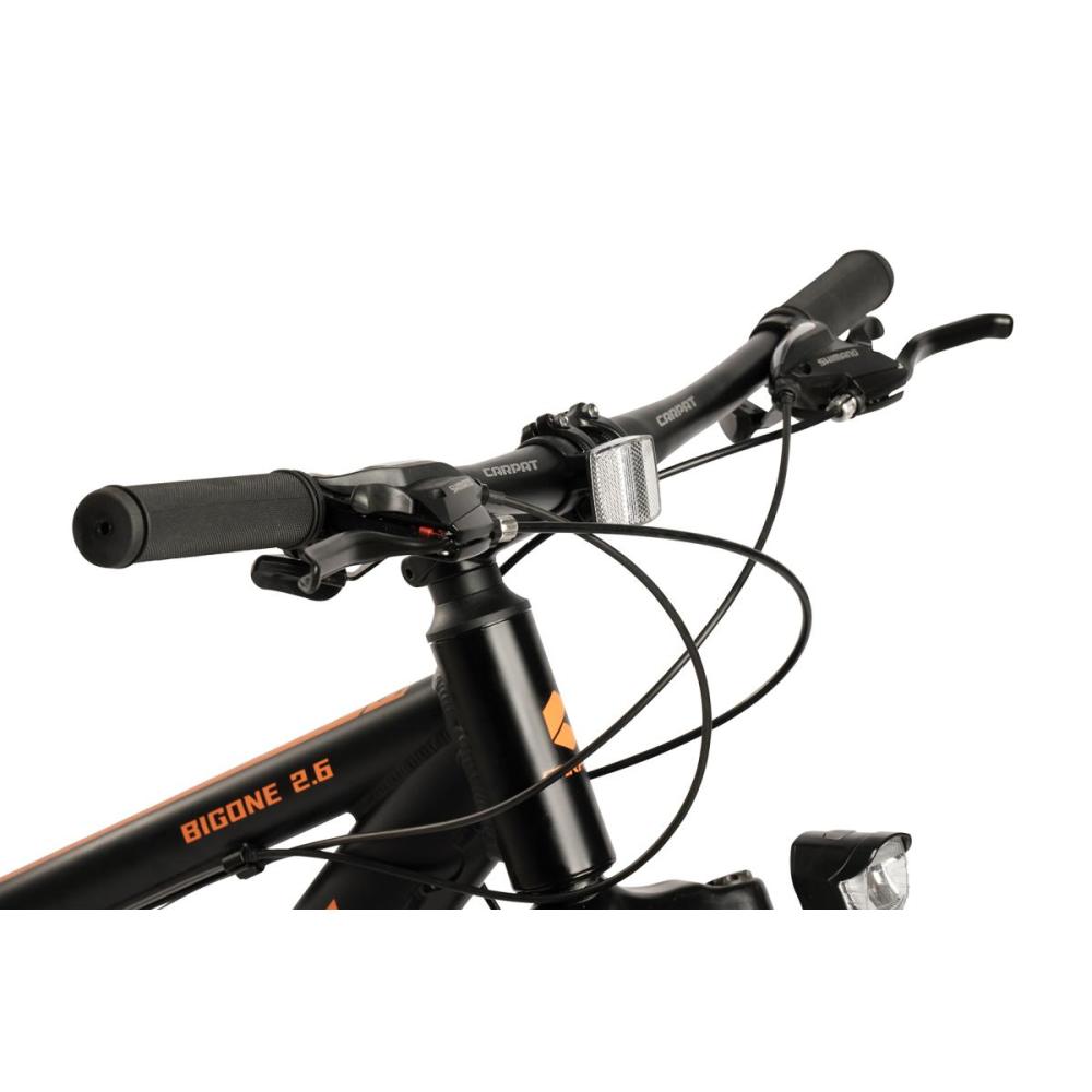 Breiter MTB-Lenker mit Schalthebeln, Bremshebeln und Frontreflektor.