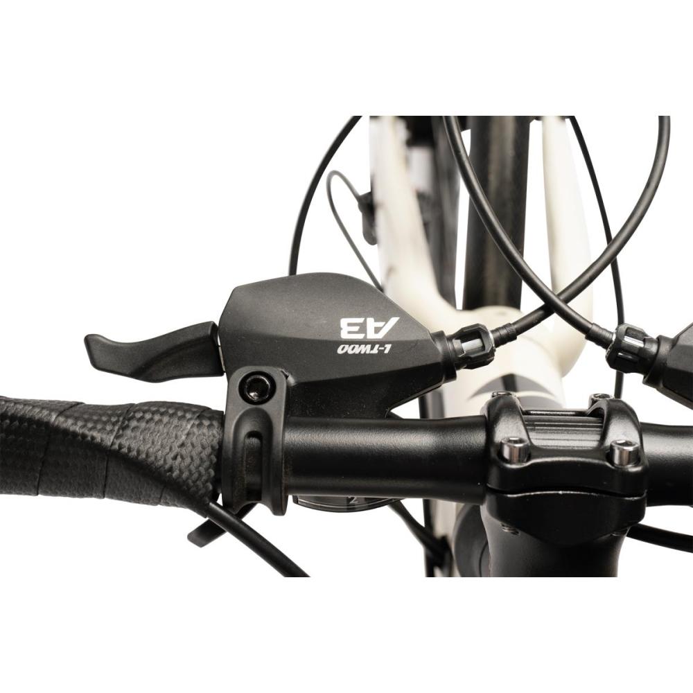 Cockpit-Ansicht: Rennrad-Lenker mit Vorbau und sauberer Kabelführung.