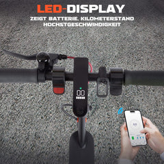 Cockpit-Ansicht mit LED-Display am Lenker und verbundener Smartphone-App.