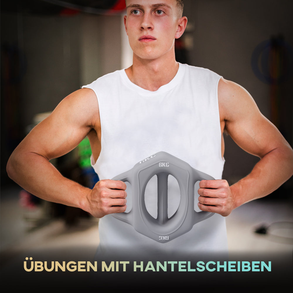Core-Training: Mann hält die Gewichtsscheibe sicher mit beiden Händen