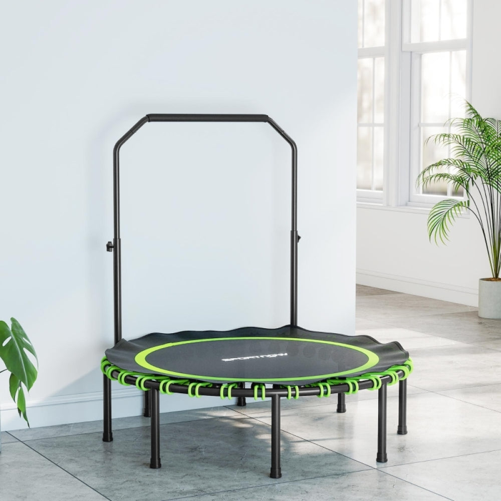 Das Trampolin freigestellt im Raum, zeigt die Standfestigkeit der 6 Beine.