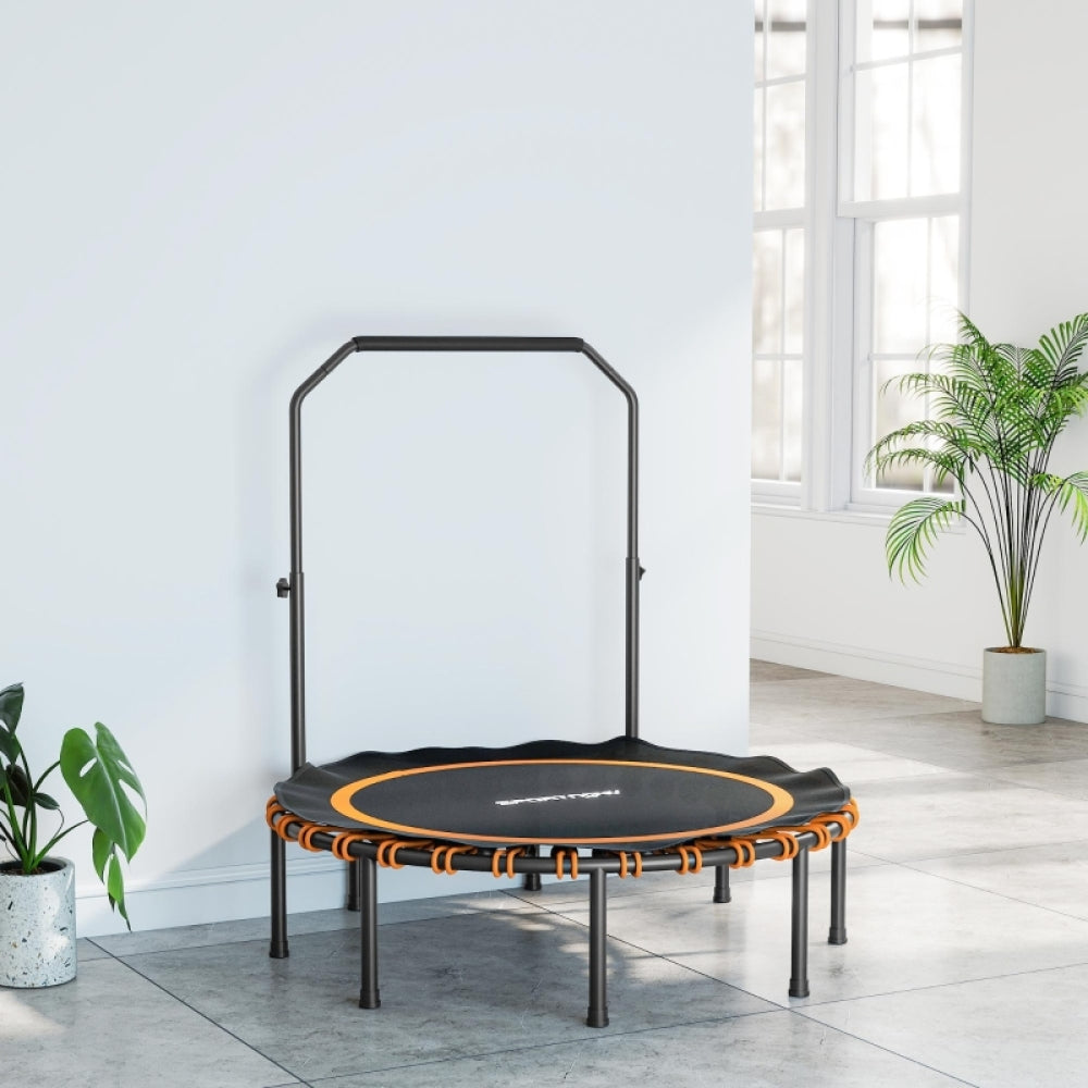 Das Trampolin freigestellt im Raum, zeigt die Standfestigkeit der 6 Beine und das orange Design.
