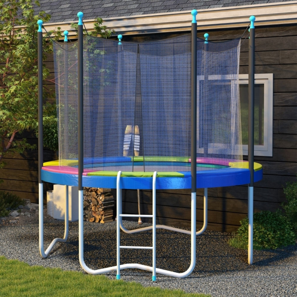 Das Trampolin steht fertig montiert vor einem Holzhaus, bereit zum Springen.