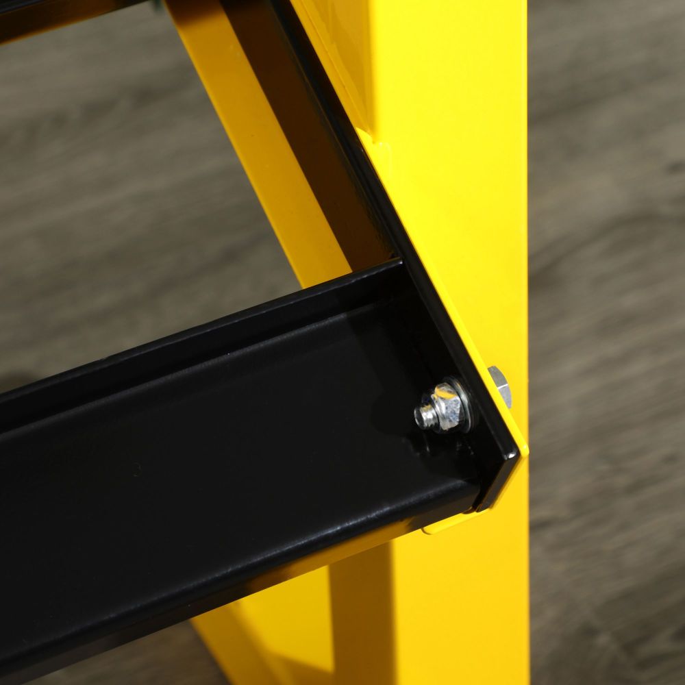 Detail der stabilen Verschraubung zwischen dem gelben Rahmen und der schwarzen Ablagefläche.