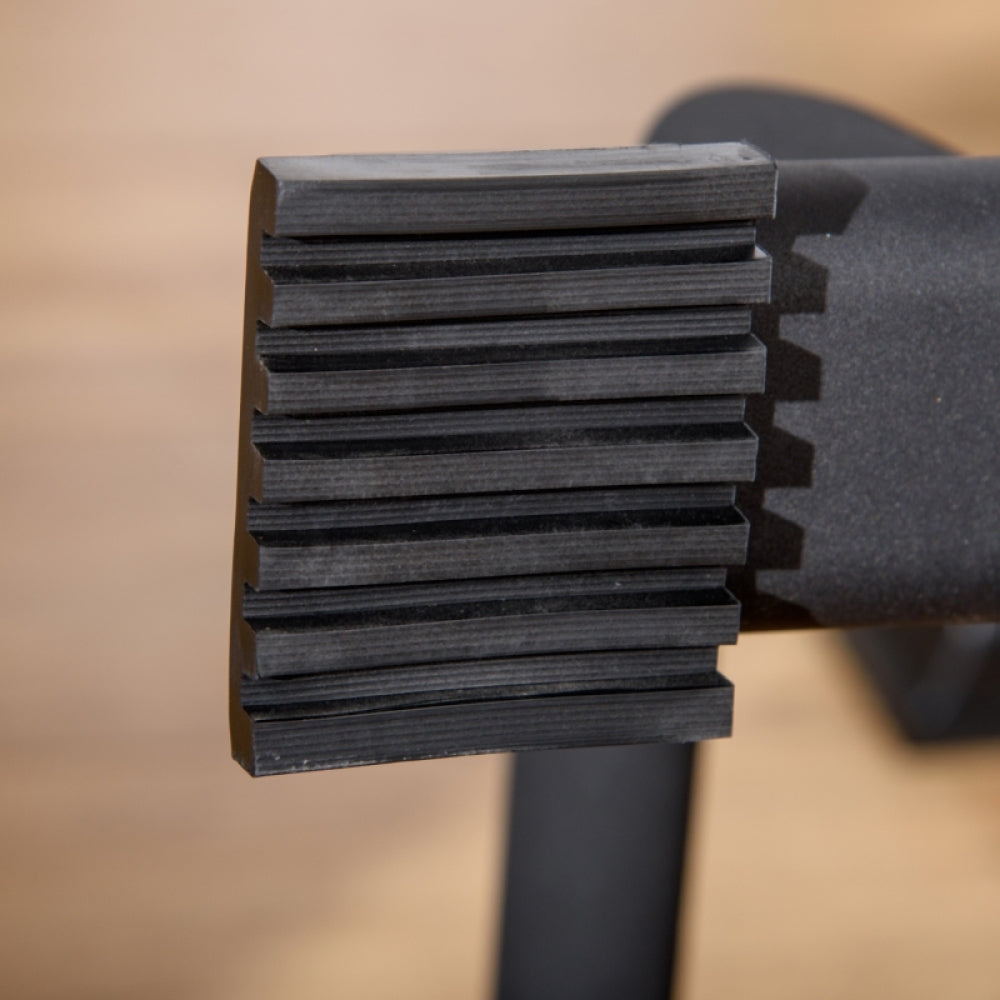 Detailansicht der geriffelten Gummifüße, die maximale Standfestigkeit auf verschiedenen Böden bieten.