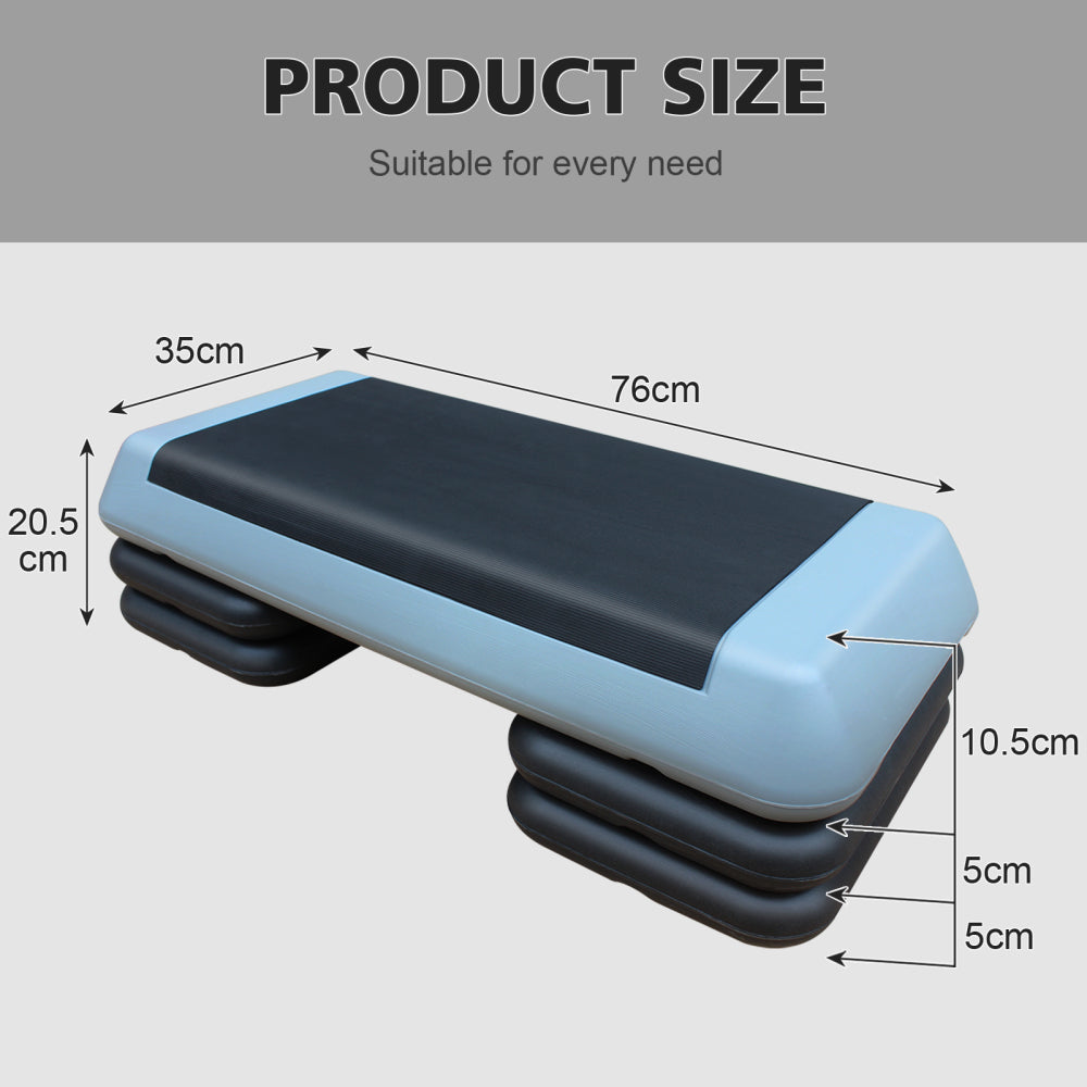 Detailansicht der texturierten, rutschfesten Trittfläche des grauen Steppers für sicheren Halt.