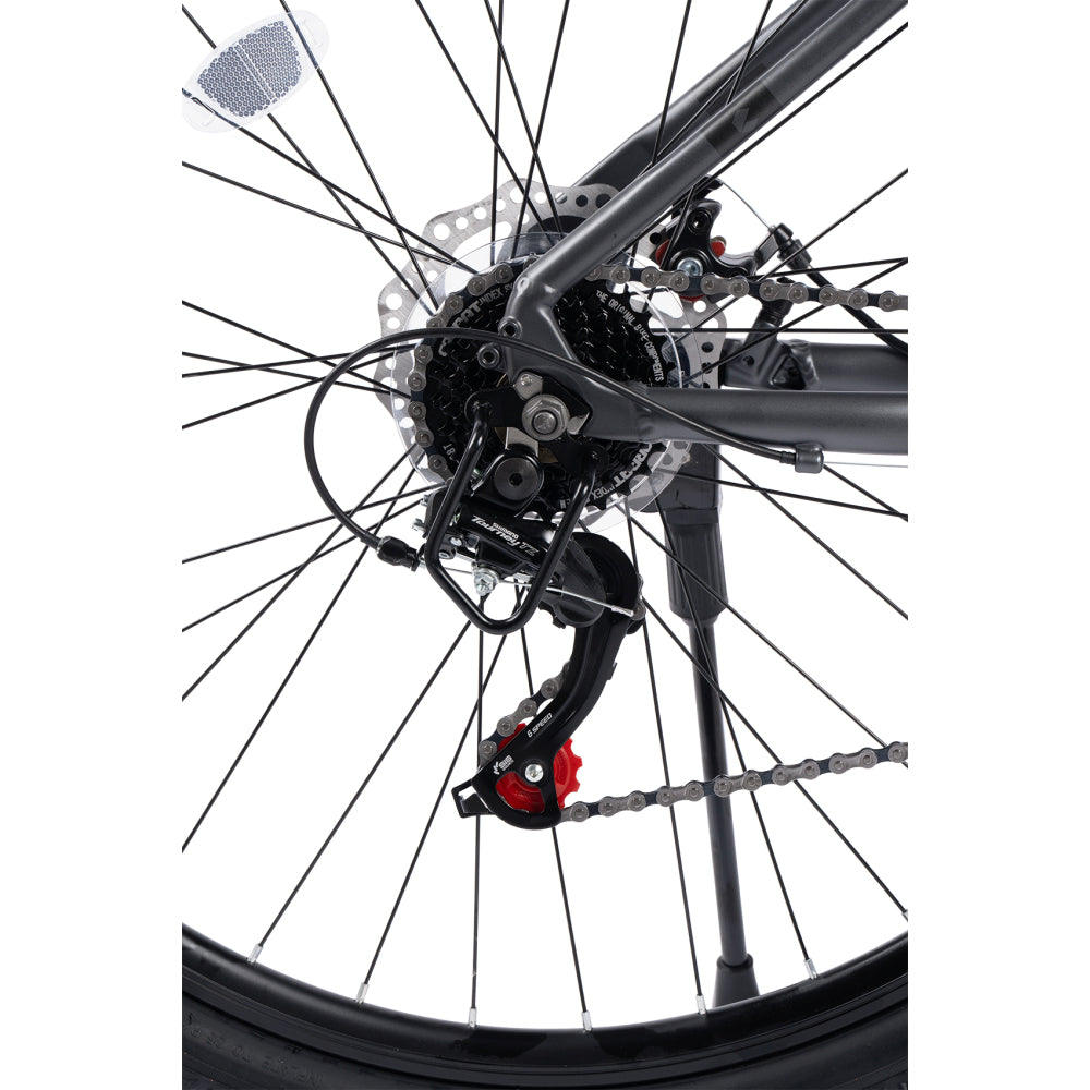 Detailansicht des 21-Gang Shimano Tourney TZ Schaltwerks und des Hinterrads