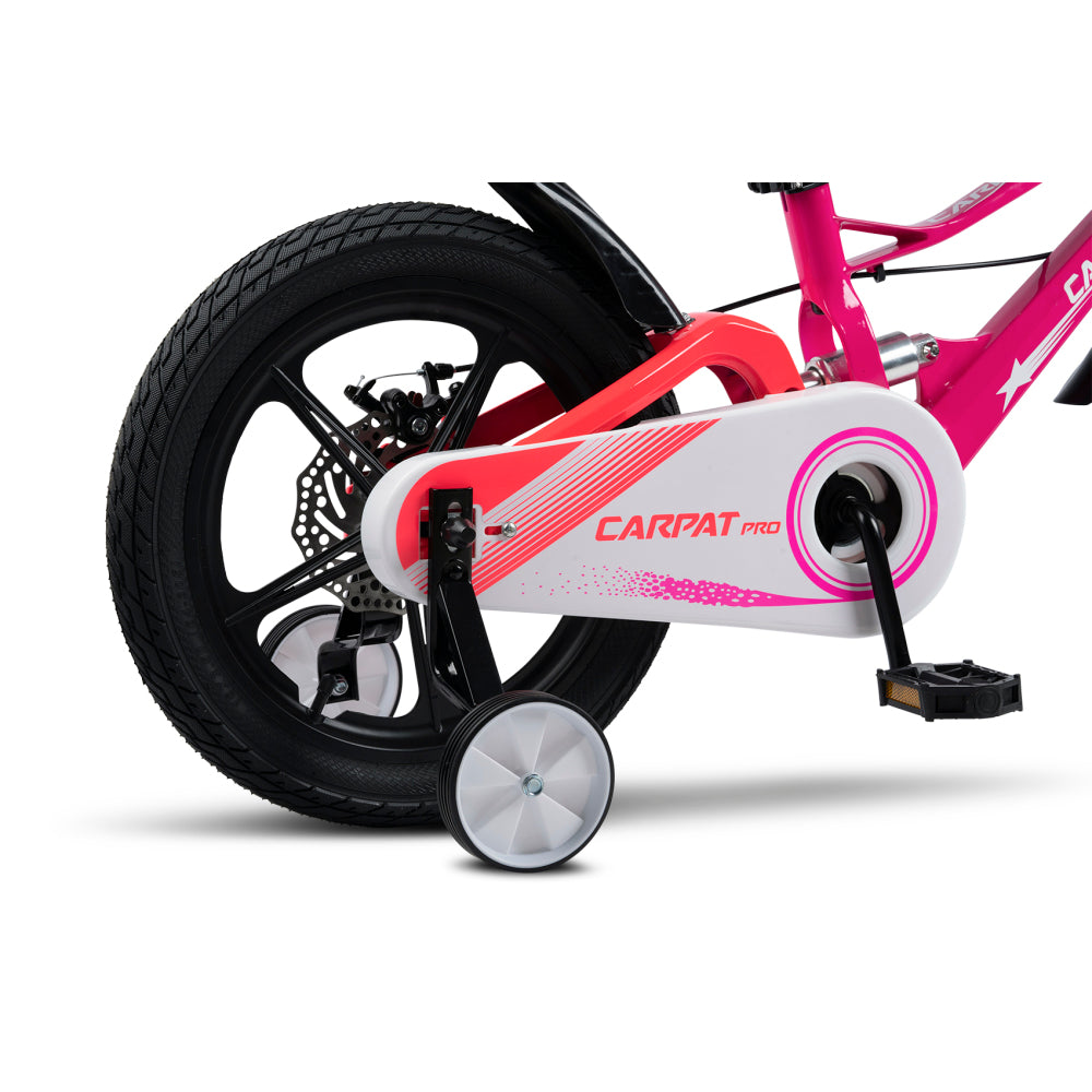 Detailansicht des Antriebs und des Kettenschutzes am pinken Kinderbike.