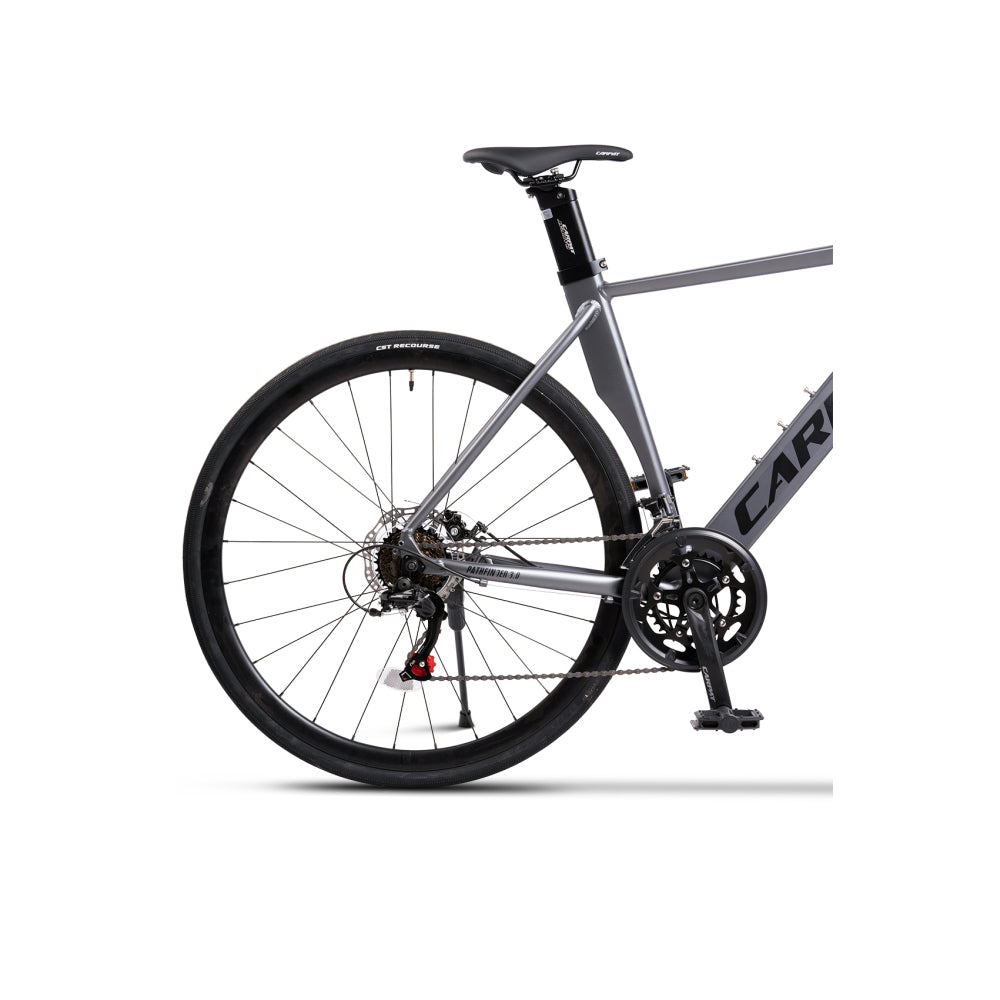 Detailansicht des Hinterrads mit Shimano 7-Gang Schaltwerk am Aluminiumrahmen.