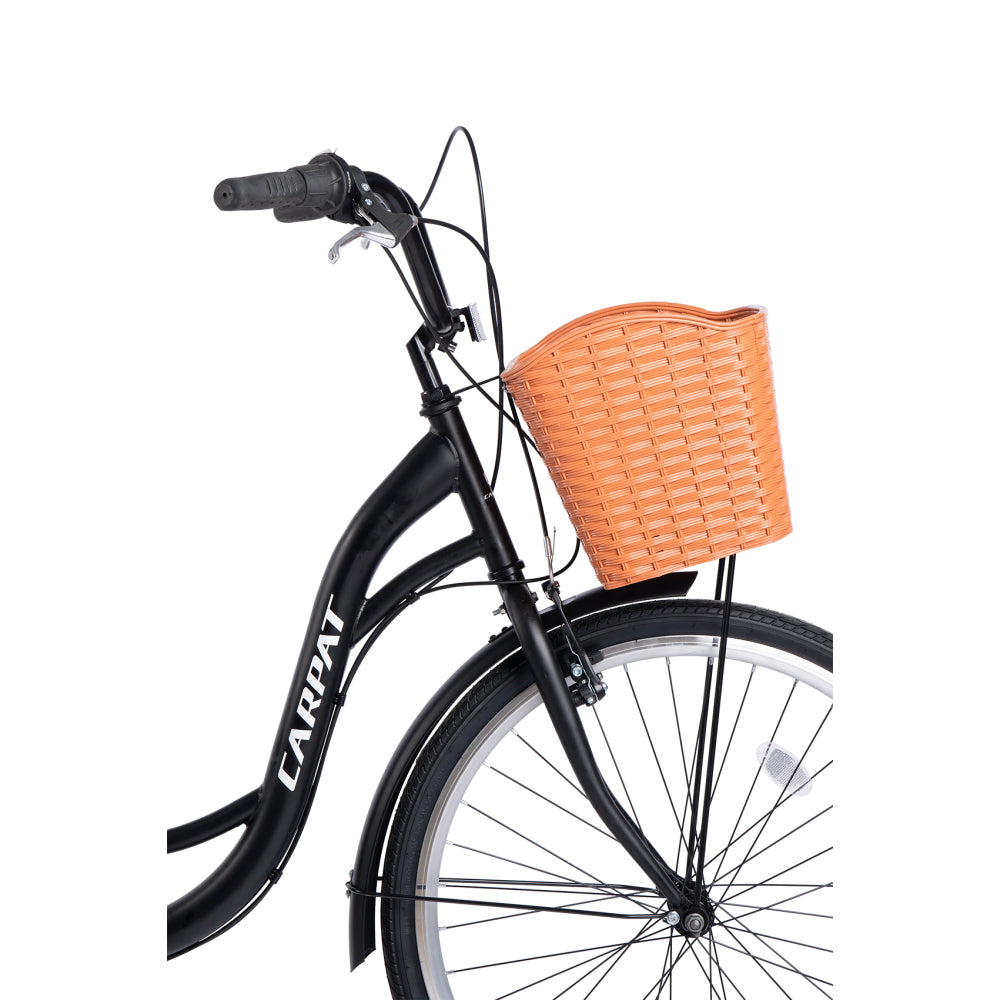 Detailansicht des braunen Frontkorbs und der Vorderradbremse am schwarzen Fahrrad.