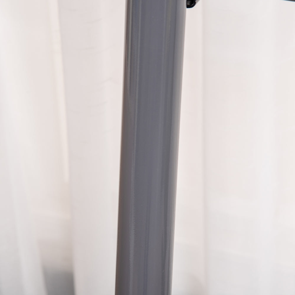 Detailansicht des robusten Stahlrahmens (Standrohr) in Grau.