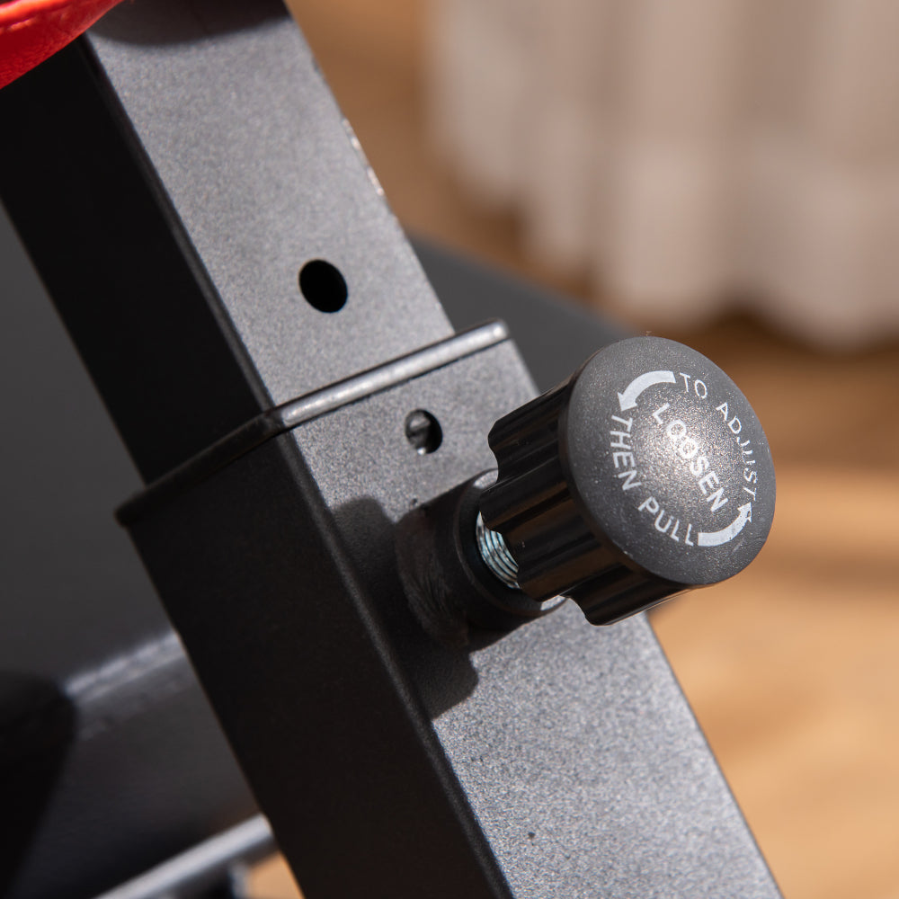 Detailaufnahme: Sicherheits-Drehknopf zur Höhenverstellung des Oberschenkelpolsters.