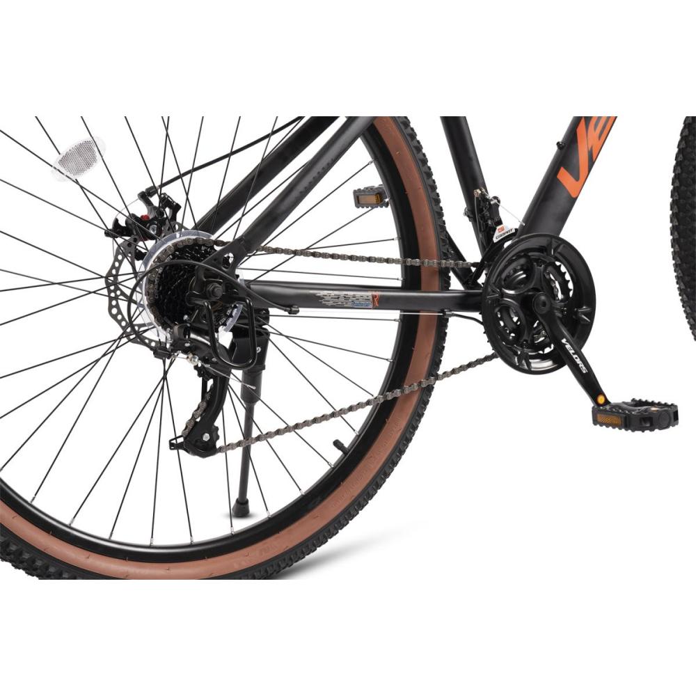 Detailaufnahme der 3-fach Kurbelgarnitur mit Kettenschutzring und Pedalen.