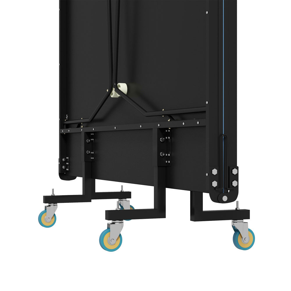 Detailaufnahme der Basis im zusammengeklappten Zustand, die die stabilen Rahmenbeine und die feststellbaren Schwenkrollen zeigt.