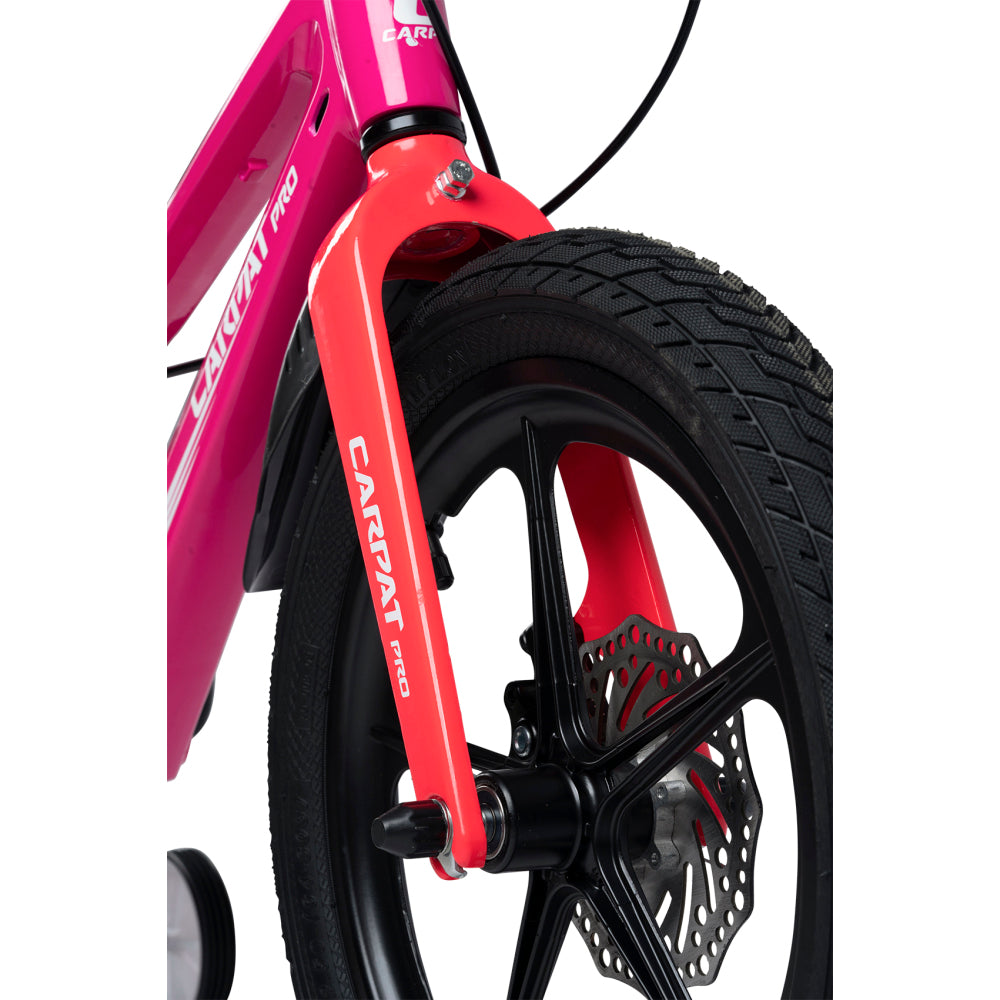 Detailaufnahme der neonorangen Gabel und der Scheibenbremse am rosa Fahrrad.