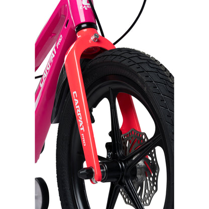 Detailaufnahme der neonorangen Gabel und der Scheibenbremse am rosa Fahrrad.