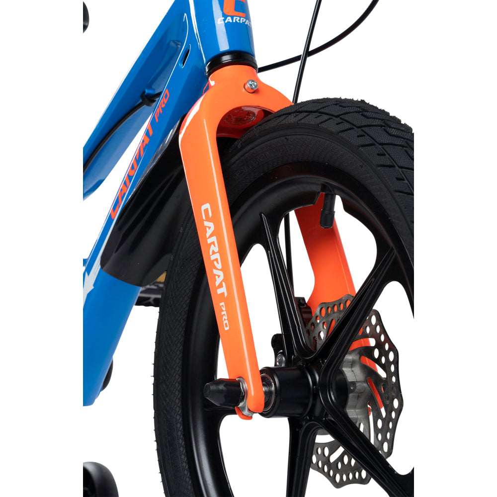Detailaufnahme der orangen Gabel und der Scheibenbremse am 16 Zoll Aluminium-Fahrrad.