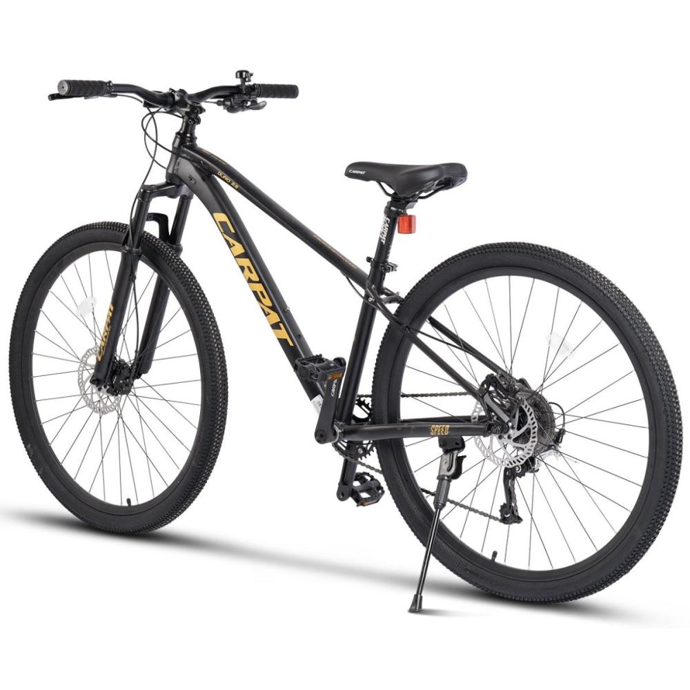 Detailaufnahme des Shimano Altus Schaltwerks und 9-fach Kassette am schwarzen MTB