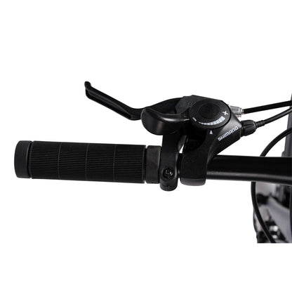 Detailaufnahme des Shimano Daumenschalters am rechten Lenkergriff.