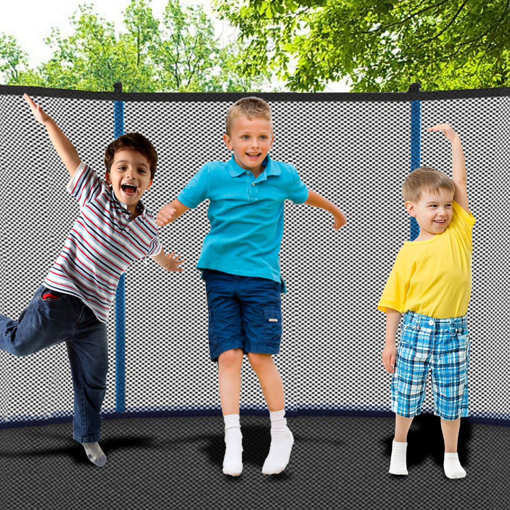 Drei Kinder springen gleichzeitig auf dem Trampolin (Symbolbild für Spaß mit Freunden).