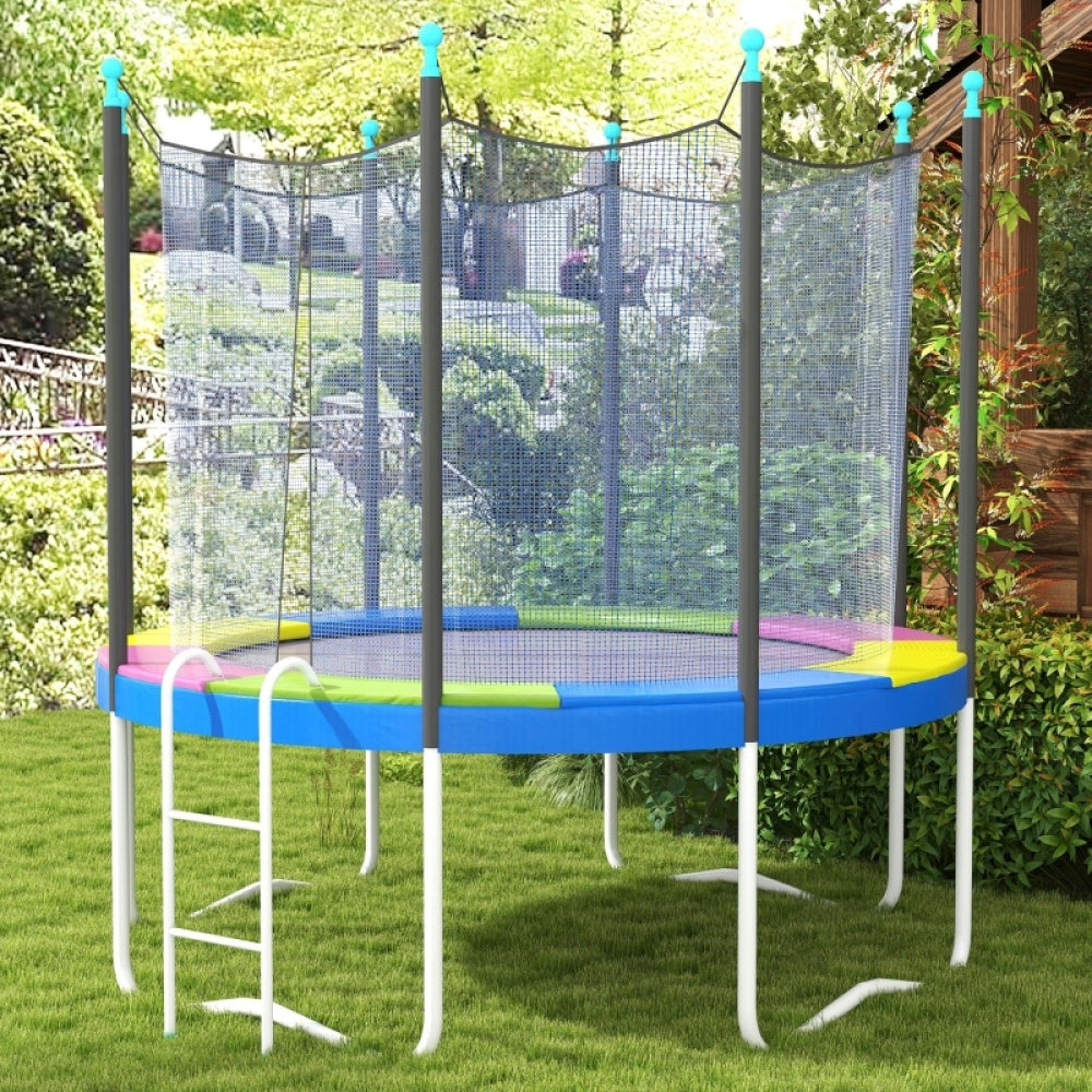 Ein Gartentrampolin mit Sicherheitsnetz und der neuen bunten Randabdeckung im grünen Gras.