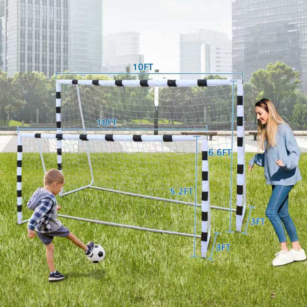 Ein Junge schießt einen Fußball auf das Tor während eines sonnigen Tages im Park.
