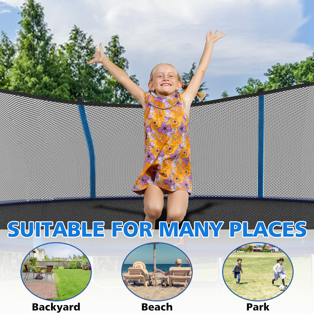 Ein Mädchen springt hoch in die Luft auf dem Outdoor Trampolin; Hintergrund zeigt Bäume und Himmel.