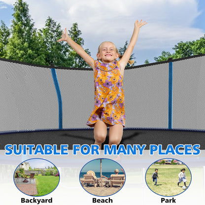 Ein Mädchen springt hoch in die Luft auf dem Outdoor Trampolin; Hintergrund zeigt Bäume und Himmel.