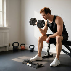 Einseitiges Training: Mann trainiert Bizeps mit einer verstellbaren Hantel