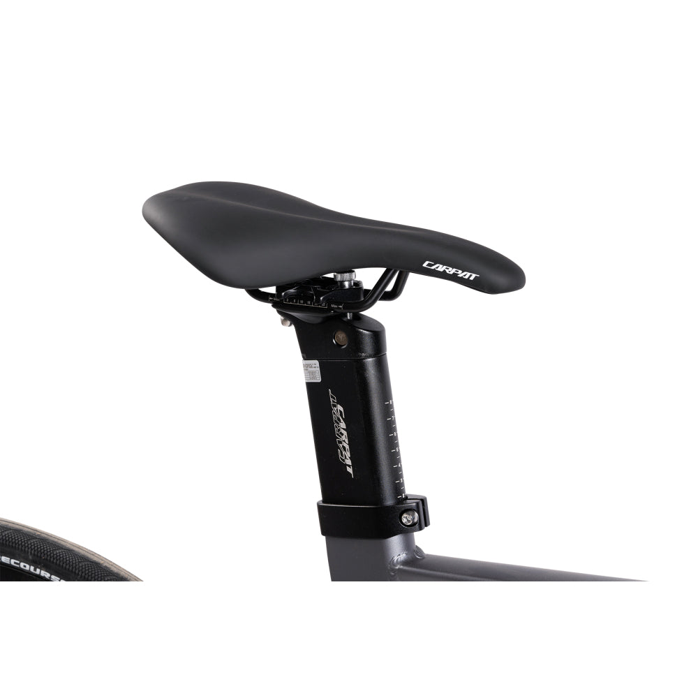 Ergonomischer schwarzer Fahrradsattel mit verstellbarer Aluminium-Sattelstütze.