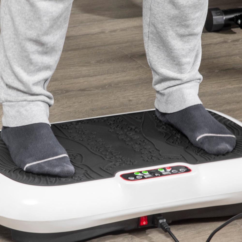 Füße auf der rutschfesten Oberfläche der Vibrationsplatte