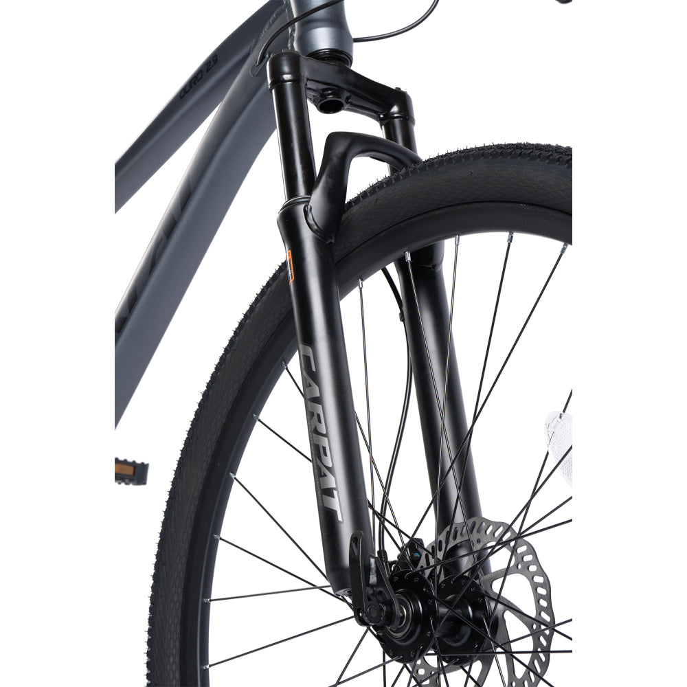 Federgabel-Detail mit 80mm Federweg und hydraulischer Scheibenbremse am grauen 29 Zoll Mountainbike