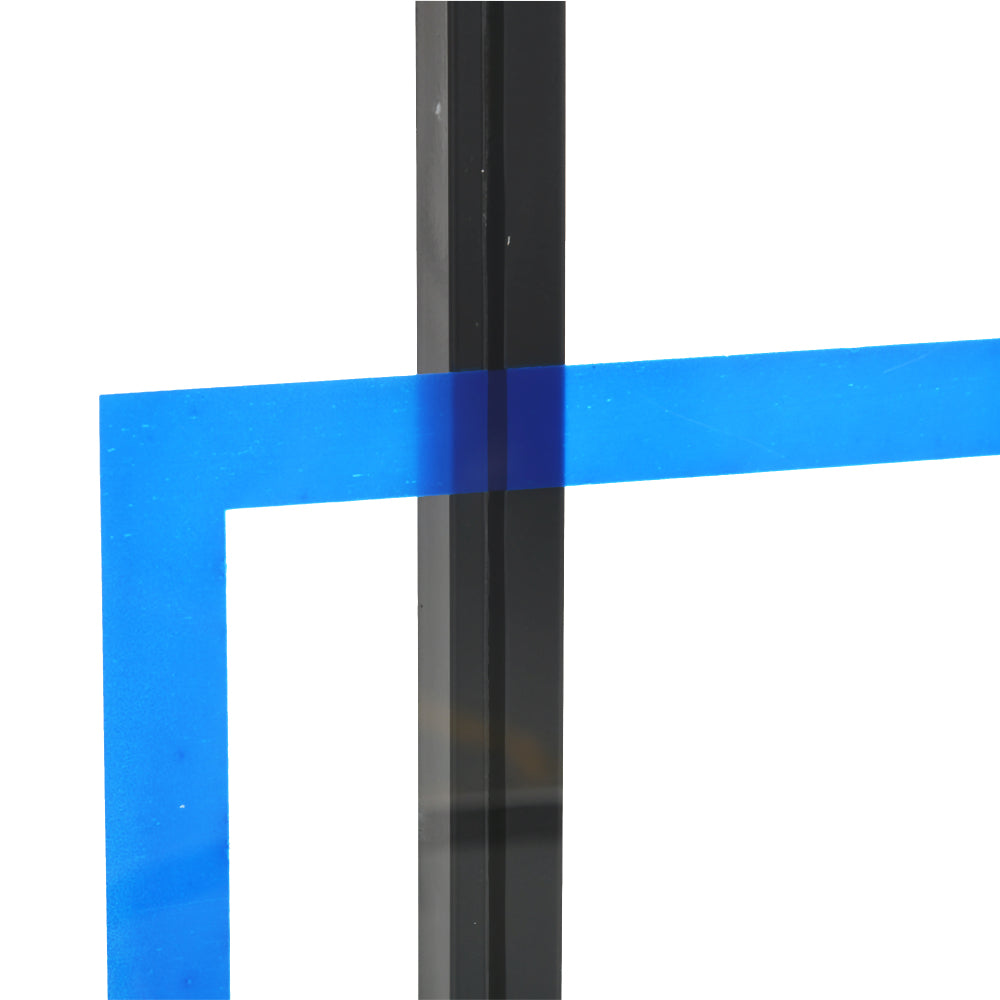 Fokus auf die rückseitige Stahlverstärkung und die blauen Design-Linien des Basketballbretts.