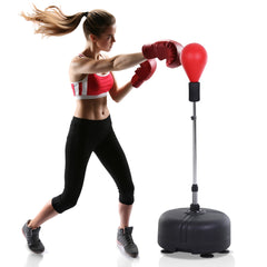 Frau beim Fitnesstraining mit dem roten Boxball, ideal für Stressabbau.