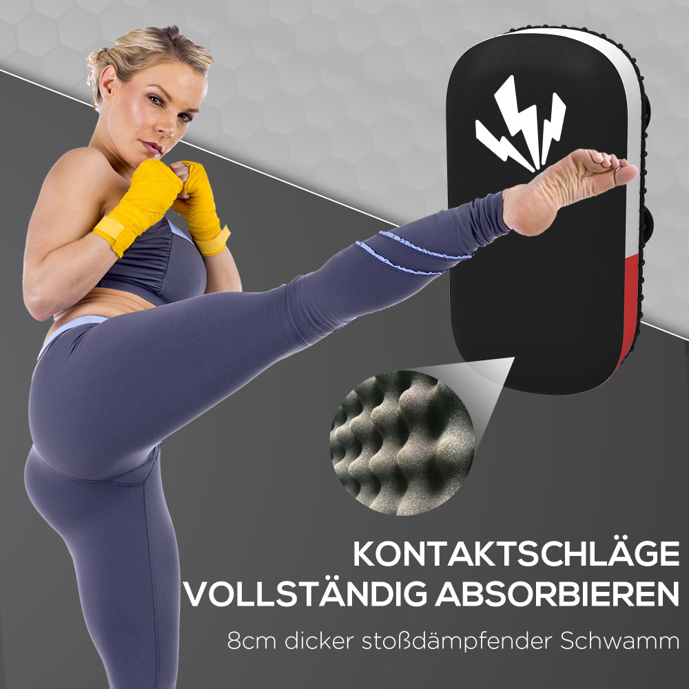 Frau beim Muay Thai Training, führt einen hohen Kick gegen das gehaltene Schlagpolster aus.