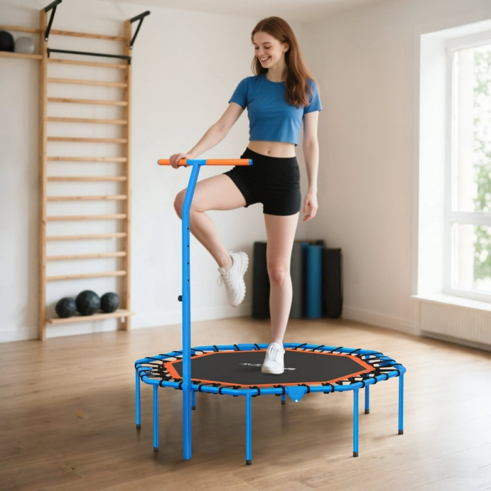 Frau beim Step-Training auf dem Trampolin im Wohnzimmer; Fokus auf die Stabilität des blauen Rahmens.