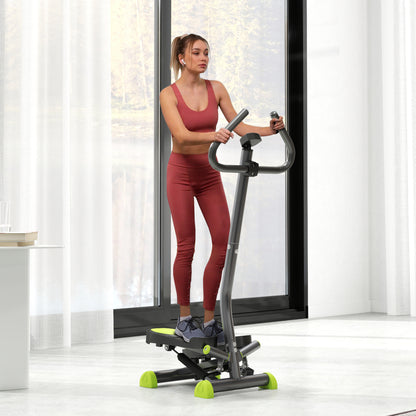 Frau beim Training auf dem Stepper im Wohnzimmer zur Stärkung der Beinmuskulatur.