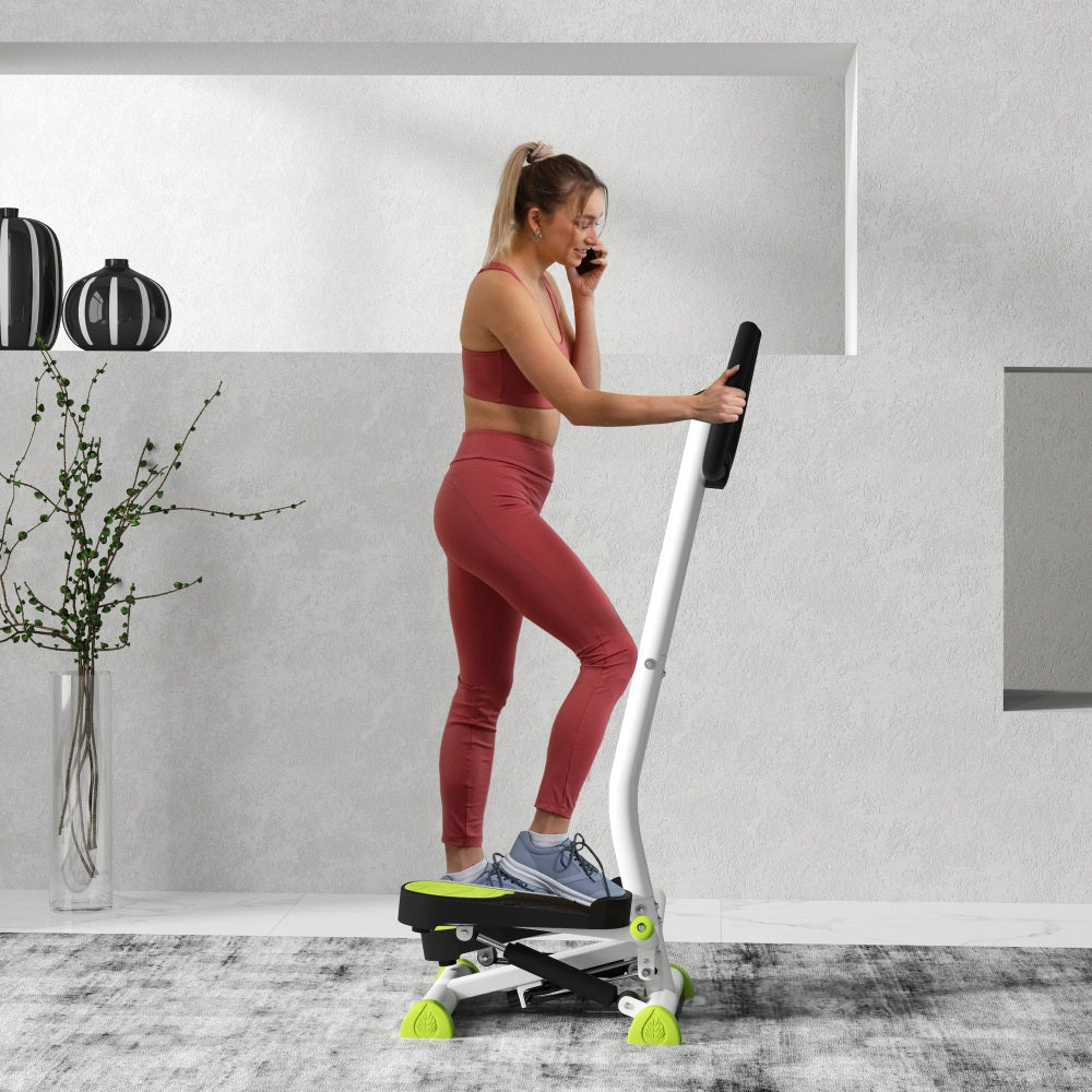 Frau beim entspannten Training zu Hause auf dem Stepper mit Griff