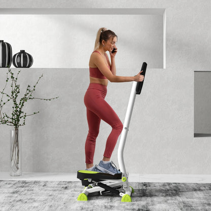 Frau beim entspannten Training zu Hause auf dem Stepper mit Griff