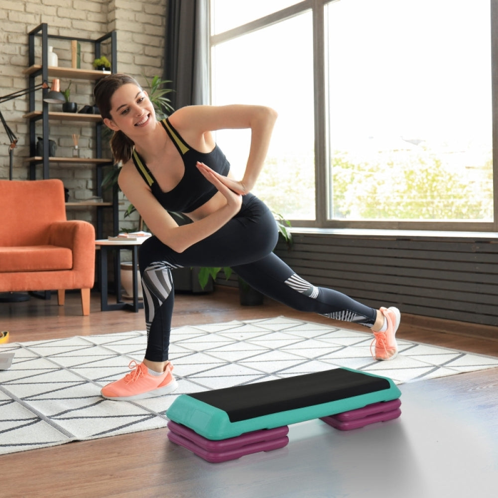 Frau macht Ausfallschritte auf dem großen Fitness Stepper