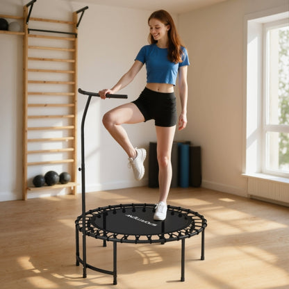 Frau macht Step-Übungen auf dem schwarzen Trampolin, hält sich am T-Griff fest.